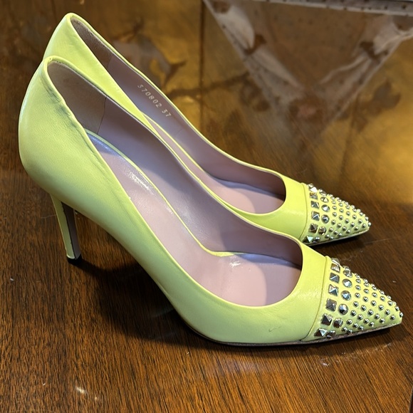 **SOLD** Gucci Yellow Studded Spike Tip Heels - Picture 5 of 6
